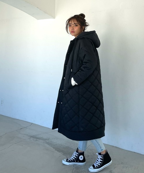 CHERI since1985(シェリ)の「フード中綿キルティングベンチロングコート(ダウンジャケット/コート・レディース・ブラック/ライトグレー・FREE)」の5枚目の写真