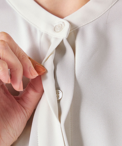 A/C DESIGN BY ALPHA CUBIC(エーシーデザインバイアルファキュービック)の「【接触冷感】バイカラーブラウス(シャツ/ブラウス・レディース・ライトグレー/グリーン/ホワイト・11号/9号)」の4枚目の写真