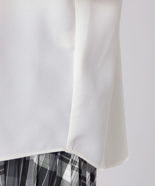 A/C DESIGN BY ALPHA CUBIC(エーシーデザインバイアルファキュービック)の「【接触冷感】バイカラーブラウス(シャツ/ブラウス・レディース・ライトグレー/グリーン/ホワイト・11号/9号)」の7枚目の写真