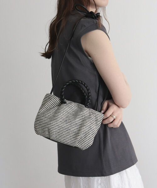 fredy emue（フレディエミュ）の「ブレードハンドルギャザーミニバッグ（トートバッグ・レディース・ベージュ/ブラック系その他・FREE）」の2枚目の写真