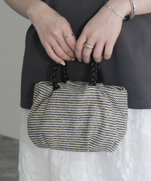 fredy emue（フレディエミュ）の「ブレードハンドルギャザーミニバッグ（トートバッグ・レディース・ベージュ/ブラック系その他・FREE）」の7枚目の写真