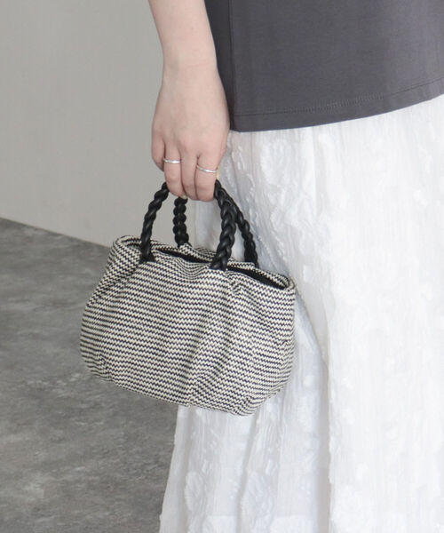 fredy emue（フレディエミュ）の「ブレードハンドルギャザーミニバッグ（トートバッグ・レディース・ベージュ/ブラック系その他・FREE）」の8枚目の写真