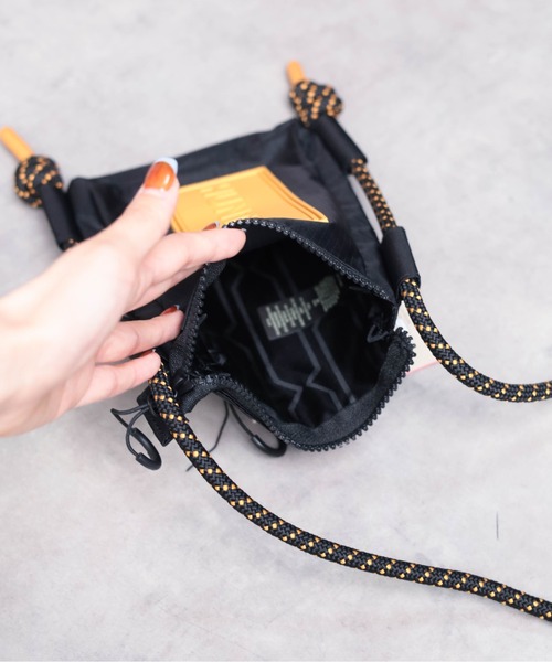 HUNTER（ハンター）の「★HUNTER★TRAVEL RIPSTOP PHONE POUCH（ショルダーバッグ・レディース・ホワイト系その他/ブラック/ブラック系その他/ダークパープル/ベージュ・FREE）」の17枚目の写真