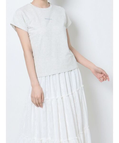 merry jenny（メリージェニー）の「merry jenny embroidery tee（Tシャツ/カットソー・レディース・オフホワイト/ピンク/グレー・FREE）」の3枚目の写真