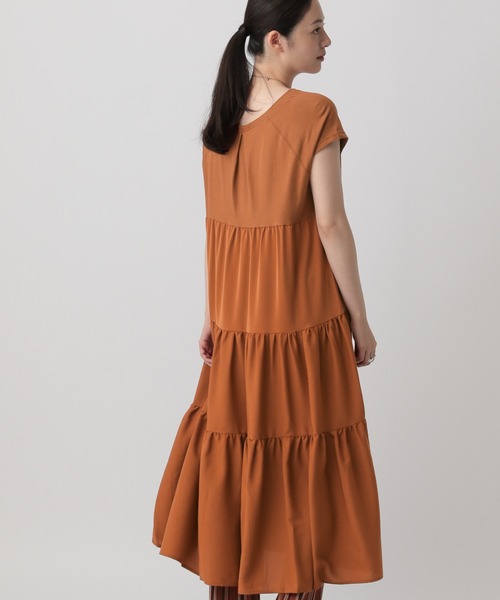 saloon（サルーン）の「SALOON(サルーン)/ティアードTシャツワンピース【手洗い可】ロング丈（ワンピース・レディース・ホワイト/ブラック/ベージュ/カーキ/ブルー/オレンジ・FREE）」の6枚目の写真