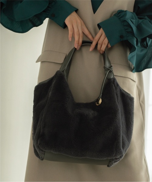 OPAQUE.CLIP(オペークドットクリップ)の「◆【フェイクファー/キルティング】くり手ミドルトートバッグ(トートバッグ・レディース・グレー/ベージュ系その他2/ブラック/チャコール/グリーン系その他3/ベージュ・00)」の4枚目の写真