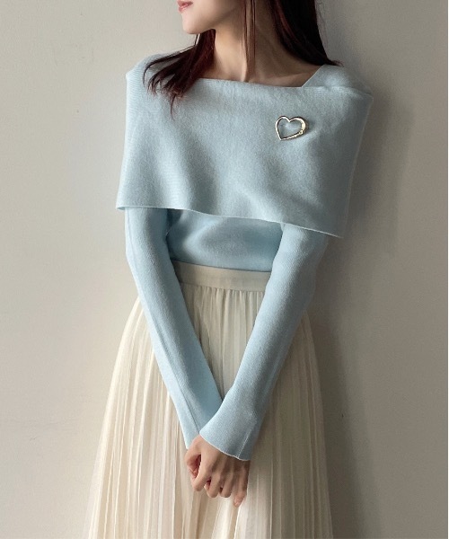 one way(ワンウェイ)の「ハートブローチ付きオフショルケープカラーニット(ニット/セーター・レディース・ホワイト/ブラック/グレー/ブルー・FREE)」の1枚目の写真