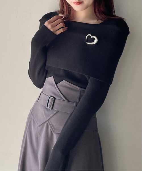 one way(ワンウェイ)の「ハートブローチ付きオフショルケープカラーニット(ニット/セーター・レディース・ホワイト/ブラック/グレー/ブルー・FREE)」の3枚目の写真