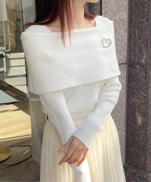 one way(ワンウェイ)の「ハートブローチ付きオフショルケープカラーニット(ニット/セーター・レディース・ホワイト/ブラック/グレー/ブルー・FREE)」の17枚目の写真
