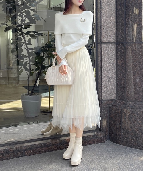 one way(ワンウェイ)の「ハートブローチ付きオフショルケープカラーニット(ニット/セーター・レディース・ホワイト/ブラック/グレー/ブルー・FREE)」の13枚目の写真