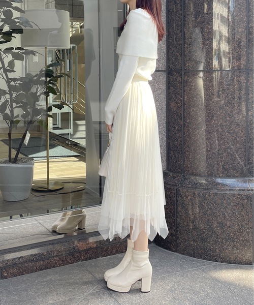 one way(ワンウェイ)の「ハートブローチ付きオフショルケープカラーニット(ニット/セーター・レディース・ホワイト/ブラック/グレー/ブルー・FREE)」の5枚目の写真