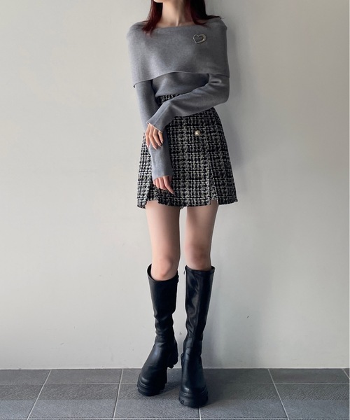 one way(ワンウェイ)の「ハートブローチ付きオフショルケープカラーニット(ニット/セーター・レディース・ホワイト/ブラック/グレー/ブルー・FREE)」の10枚目の写真