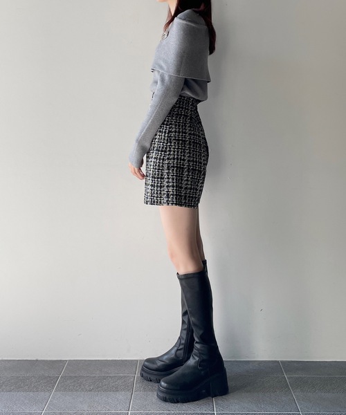 one way(ワンウェイ)の「ハートブローチ付きオフショルケープカラーニット(ニット/セーター・レディース・ホワイト/ブラック/グレー/ブルー・FREE)」の6枚目の写真