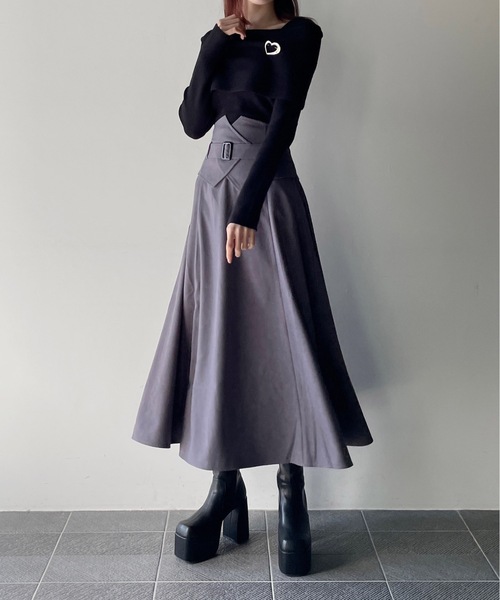 one way(ワンウェイ)の「ハートブローチ付きオフショルケープカラーニット(ニット/セーター・レディース・ホワイト/ブラック/グレー/ブルー・FREE)」の15枚目の写真