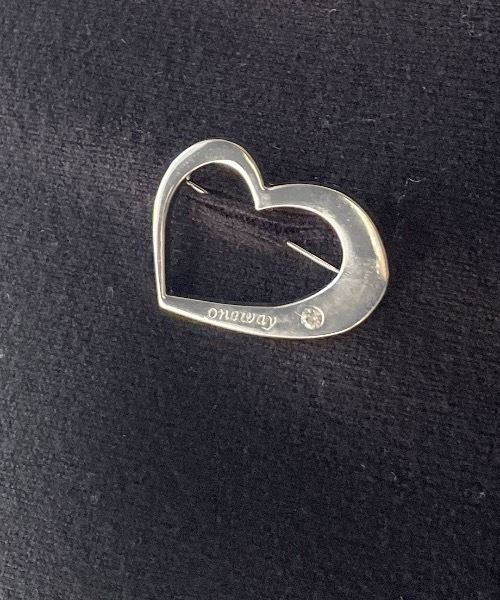 one way(ワンウェイ)の「ハートブローチ付きオフショルケープカラーニット(ニット/セーター・レディース・ホワイト/ブラック/グレー/ブルー・FREE)」の20枚目の写真