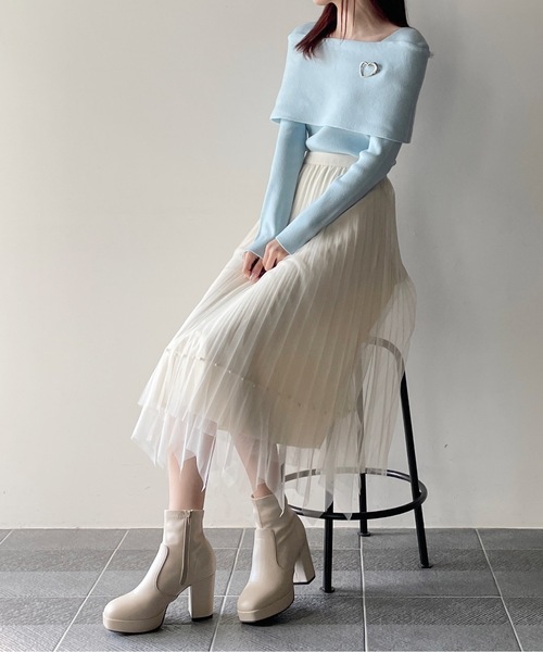 one way(ワンウェイ)の「ハートブローチ付きオフショルケープカラーニット(ニット/セーター・レディース・ホワイト/ブラック/グレー/ブルー・FREE)」の12枚目の写真