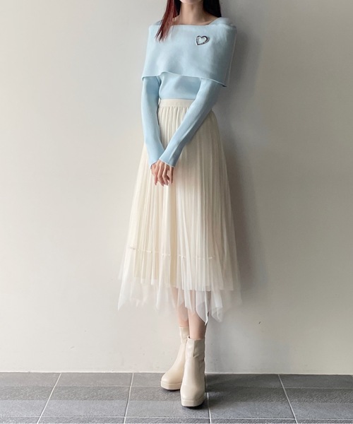 one way(ワンウェイ)の「ハートブローチ付きオフショルケープカラーニット(ニット/セーター・レディース・ホワイト/ブラック/グレー/ブルー・FREE)」の8枚目の写真