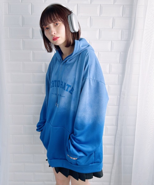 √nuage（ルートニュアージュ）の「グラデーションロゴプリントビッグパーカー（パーカー・レディース・ブルー/ブラック・FREE）」の14枚目の写真