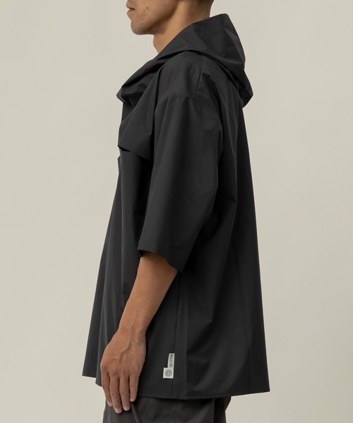 alk phenix(アルクフェニックス)の「Rain T-shirts GTX Tシャツジャケット ベンチレーション付き ゴアテックスウェア ウインドジャケット テックウェア ウルトラライト ウィンドストッパー 耐水 撥水 RAIN Tシャツ / WINDSTOPPER(R) プロダクト by GORE TEX LABS / アルクフェニックス(Tシャツ/カットソー・メンズ・ブラック系その他・S/M/L/XL)」の11枚目の写真