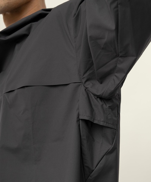 alk phenix(アルクフェニックス)の「Rain T-shirts GTX Tシャツジャケット ベンチレーション付き ゴアテックスウェア ウインドジャケット テックウェア ウルトラライト ウィンドストッパー 耐水 撥水 RAIN Tシャツ / WINDSTOPPER(R) プロダクト by GORE TEX LABS / アルクフェニックス(Tシャツ/カットソー・メンズ・ブラック系その他・S/M/L/XL)」の3枚目の写真