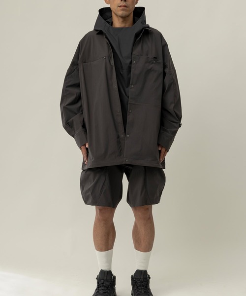 alk phenix(アルクフェニックス)の「Rain T-shirts GTX Tシャツジャケット ベンチレーション付き ゴアテックスウェア ウインドジャケット テックウェア ウルトラライト ウィンドストッパー 耐水 撥水 RAIN Tシャツ / WINDSTOPPER(R) プロダクト by GORE TEX LABS / アルクフェニックス(Tシャツ/カットソー・メンズ・ブラック系その他・S/M/L/XL)」の5枚目の写真