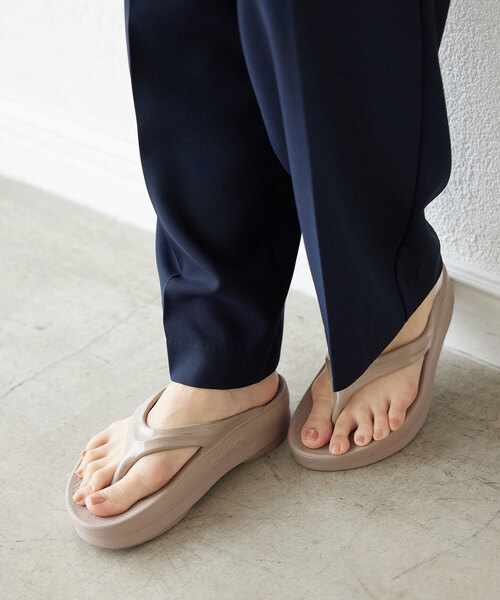 OOFOS(ウーフォス)の「【OOFOS/ウーフォス】 OOmega(サンダル・レディース・ベージュ系その他/ブラック・23cm/24cm/25cm)」の3枚目の写真