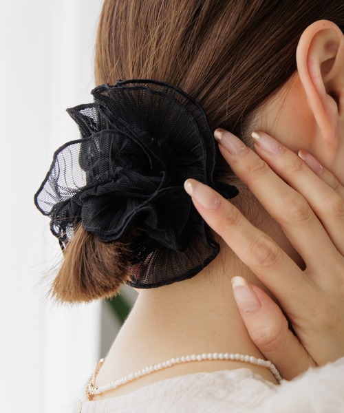 flower（フラワー）の「シープリーツシュシュ（シュシュ・レディース・ホワイト/ブラック・FREE）」の2枚目の写真