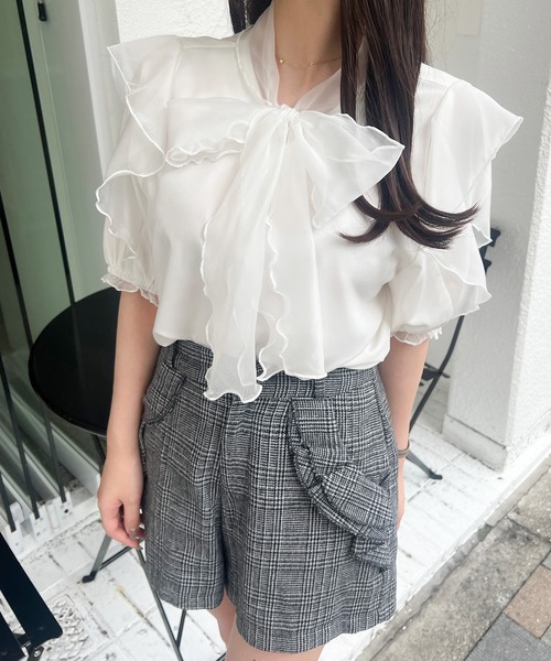 junoah(ジュノア)の「シアーフリルリボンブラウス(シャツ/ブラウス・レディース・ホワイト/ブラック/アイボリー・MEDIUM/LARGE/X-LARGE)」の11枚目の写真
