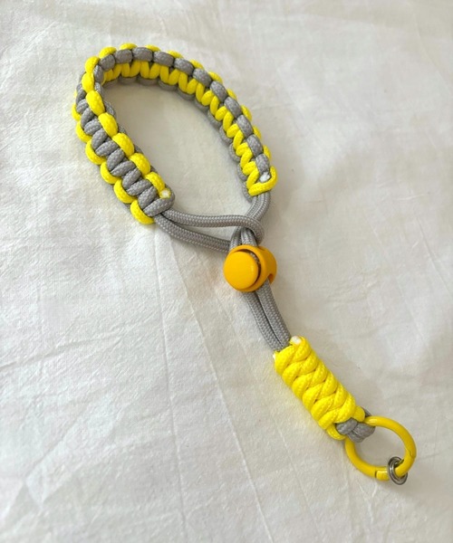 lit.Cy(リットシー)の「ソロモン編みハンドスマホストラップ(スマホグッズ・レディース・ブラック/ブルー/イエロー/グリーン/オレンジ系その他・FREE)」の1枚目の写真