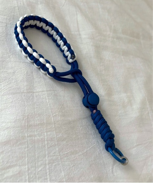 lit.Cy(リットシー)の「ソロモン編みハンドスマホストラップ(スマホグッズ・レディース・ブラック/ブルー/イエロー/グリーン/オレンジ系その他・FREE)」の4枚目の写真