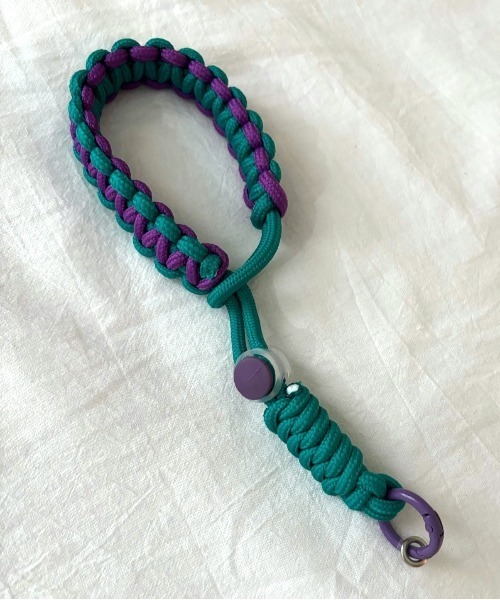 lit.Cy(リットシー)の「ソロモン編みハンドスマホストラップ(スマホグッズ・レディース・ブラック/ブルー/イエロー/グリーン/オレンジ系その他・FREE)」の3枚目の写真