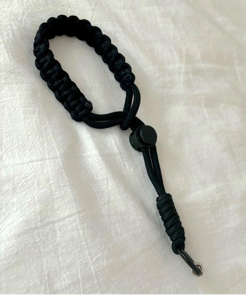 lit.Cy(リットシー)の「ソロモン編みハンドスマホストラップ(スマホグッズ・レディース・ブラック/ブルー/イエロー/グリーン/オレンジ系その他・FREE)」の2枚目の写真