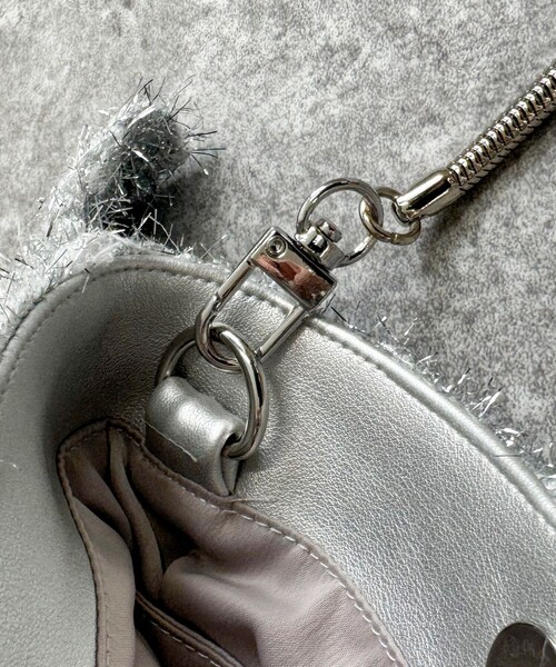 fredy emue(フレディエミュ)の「パールドットシャイニーニットバッグ(ショルダーバッグ・レディース・シルバー/ブラック・FREE)」の16枚目の写真