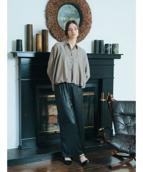 YECCA VECCA（イェッカヴェッカ）の「グロッシーコーティングサテンパンツ（その他パンツ・レディース・ブラック/ベージュ・FREE）」の5枚目の写真