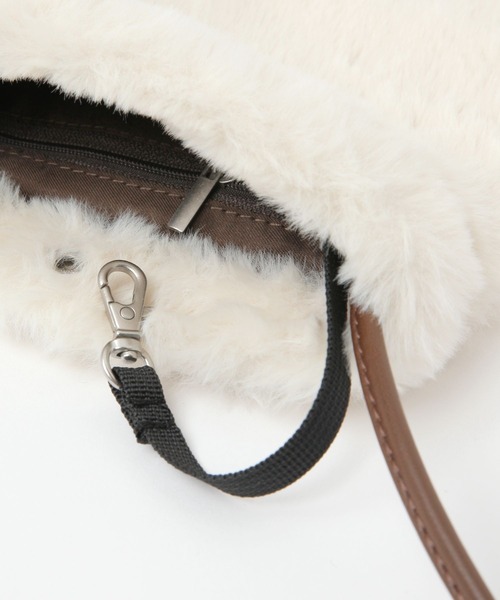 studio CLIP（スタディオクリップ）の「軽らくフェイクファーおさんぽショルダー（ショルダーバッグ・レディース・チャコール/ブルー/アイボリー・FREE）」の12枚目の写真