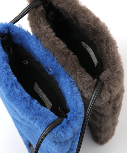 studio CLIP（スタディオクリップ）の「軽らくフェイクファーおさんぽショルダー（ショルダーバッグ・レディース・チャコール/ブルー/アイボリー・FREE）」の16枚目の写真