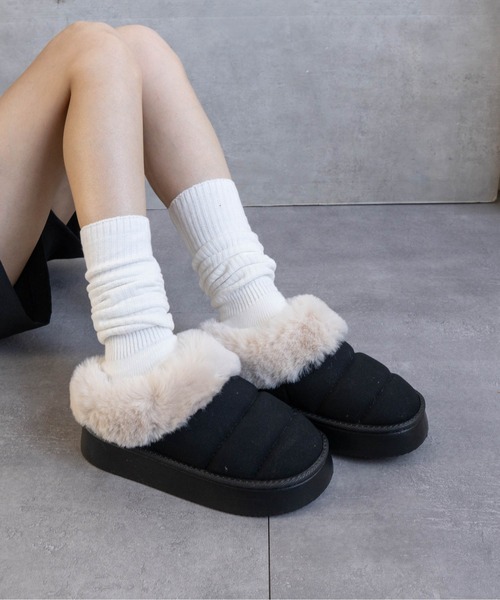 Fabby fabby（ファビィーファビィー）の「ボア付きムートンシューズ（スリッポン・レディース・キャメル/ベージュ/ブラック・MEDIUM/LARGE）」の2枚目の写真