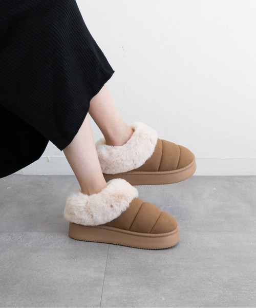 Fabby fabby（ファビィーファビィー）の「ボア付きムートンシューズ（スリッポン・レディース・キャメル/ベージュ/ブラック・MEDIUM/LARGE）」の4枚目の写真