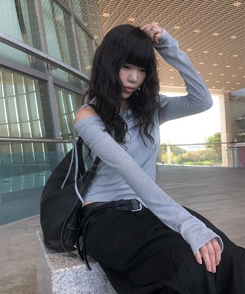 anyonemore（エニワンモア）の「[MADE] オフショルダーリボン長袖リブT 