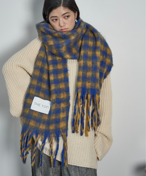 THE YOn(ザヨン)の「ギンガムチェックビッグマフラー(マフラー・レディース・ブルー/ピンク/ブラック・FREE)」の4枚目の写真