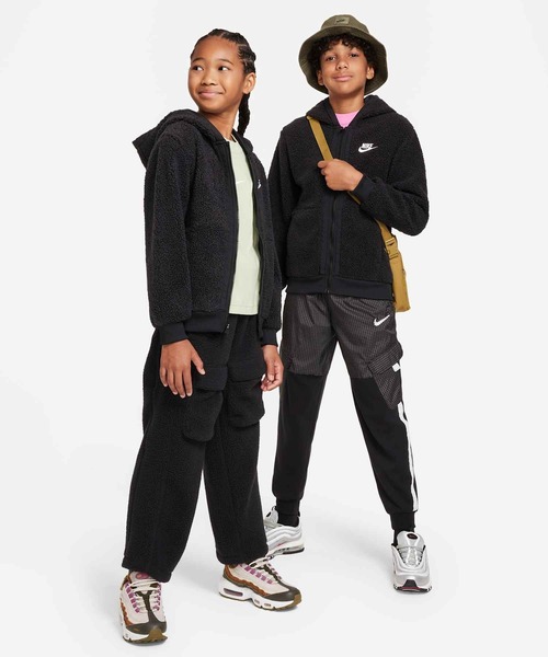 NIKE(ナイキ)の「《セットアップ対応商品》ナイキ スポーツウェア クラブ フリース ジュニア フルジップ ウィンタライズド パーカー / Nike Sportswear Club Fleece Big Kids' Full-Zip Winterized Hoodie FJ6019-010 Black(パーカー・キッズ・ブラック・130/140/150/160/170)」の3枚目の写真