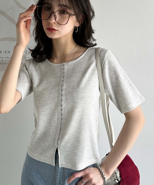 classicalelf(クラシカルエルフ)の「大人可愛いデコルテ魅せコンパクトT。フロントホックワッフル半袖トップス(Tシャツ/カットソー・レディース・ベージュ/オートミール/アイボリー/ブルー/ブラック・MEDIUM/X-LARGE/LARGE/SMALL)」の4枚目の写真