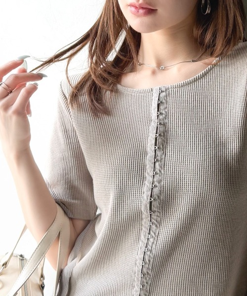 cccmalie ワッフル半袖 セール】大人可愛いデコルテ魅せコンパクトT。フロントホック