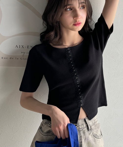 classicalelf(クラシカルエルフ)の「大人可愛いデコルテ魅せコンパクトT。フロントホックワッフル半袖トップス(Tシャツ/カットソー・レディース・ベージュ/オートミール/アイボリー/ブルー/ブラック・MEDIUM/X-LARGE/LARGE/SMALL)」の2枚目の写真