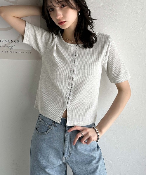 classicalelf(クラシカルエルフ)の「大人可愛いデコルテ魅せコンパクトT。フロントホックワッフル半袖トップス(Tシャツ/カットソー・レディース・ベージュ/オートミール/アイボリー/ブルー/ブラック・MEDIUM/X-LARGE/LARGE/SMALL)」の22枚目の写真