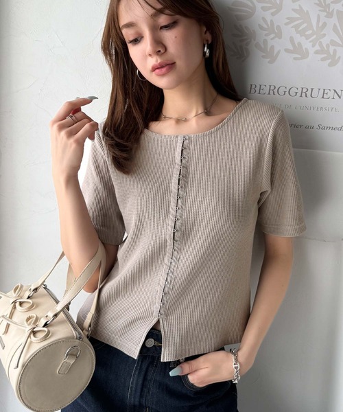 classicalelf(クラシカルエルフ)の「大人可愛いデコルテ魅せコンパクトT。フロントホックワッフル半袖トップス(Tシャツ/カットソー・レディース・ベージュ/オートミール/アイボリー/ブルー/ブラック・MEDIUM/X-LARGE/LARGE/SMALL)」の12枚目の写真