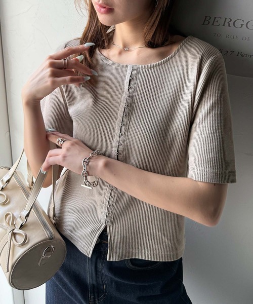 classicalelf(クラシカルエルフ)の「大人可愛いデコルテ魅せコンパクトT。フロントホックワッフル半袖トップス(Tシャツ/カットソー・レディース・ベージュ/オートミール/アイボリー/ブルー/ブラック・MEDIUM/X-LARGE/LARGE/SMALL)」の14枚目の写真