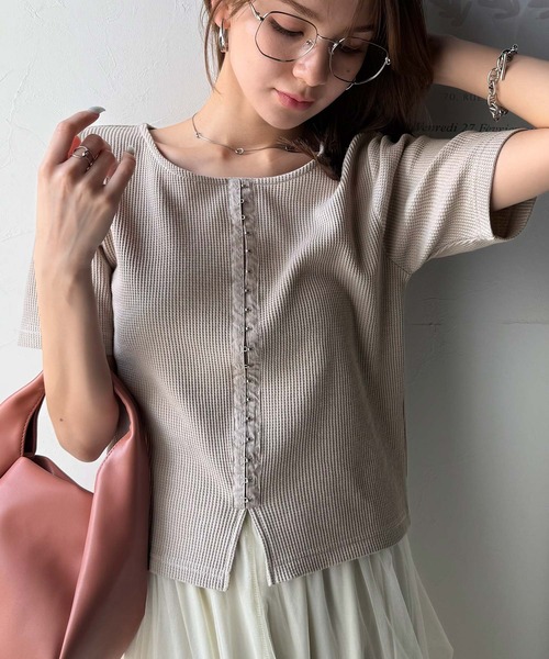 classicalelf(クラシカルエルフ)の「大人可愛いデコルテ魅せコンパクトT。フロントホックワッフル半袖トップス(Tシャツ/カットソー・レディース・ベージュ/オートミール/アイボリー/ブルー/ブラック・MEDIUM/X-LARGE/LARGE/SMALL)」の16枚目の写真