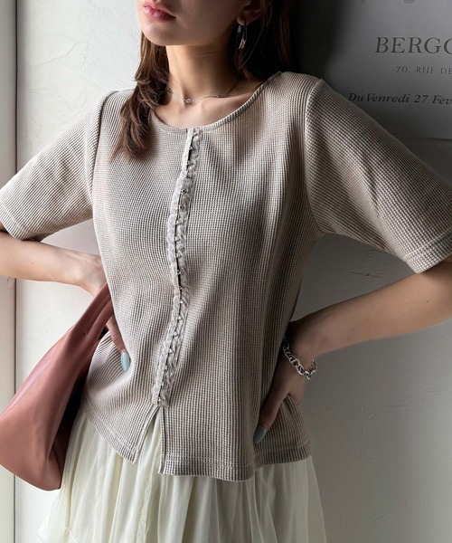 classicalelf(クラシカルエルフ)の「大人可愛いデコルテ魅せコンパクトT。フロントホックワッフル半袖トップス(Tシャツ/カットソー・レディース・ベージュ/オートミール/アイボリー/ブルー/ブラック・MEDIUM/X-LARGE/LARGE/SMALL)」の15枚目の写真