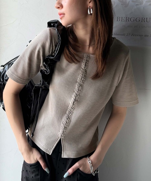 classicalelf(クラシカルエルフ)の「大人可愛いデコルテ魅せコンパクトT。フロントホックワッフル半袖トップス(Tシャツ/カットソー・レディース・ベージュ/オートミール/アイボリー/ブルー/ブラック・MEDIUM/X-LARGE/LARGE/SMALL)」の19枚目の写真